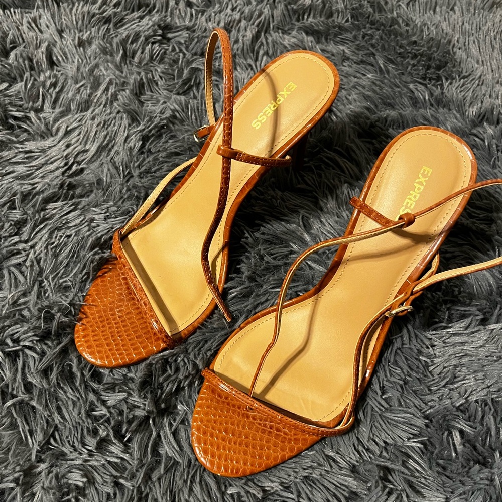 Strappy brown croc embossed sandal. 🤎🤎